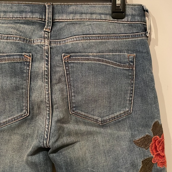 Express Jeans with Roses Embroidered on the side, Ankle Legging, Mid Rise - Picture 11 of 14